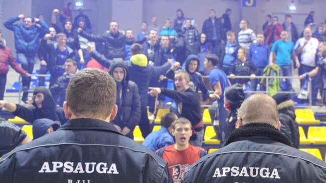 Policijos atstovams nerimą kelią krepšinio sirgalių grupuočių elgesys (Fotodiena.lt)