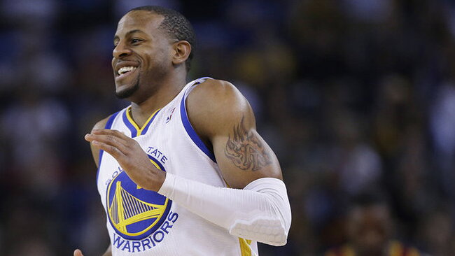 „Nesveiką“ driblingą pademonstravęs A.Iguodala patiesė varžovą ant parketo (Scanpix)