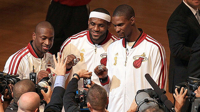 Prieš pirmąsias sezono rungtynes „Heat“ krepšininkai atsiėmė NBA čempionų žiedus (Scanpix)