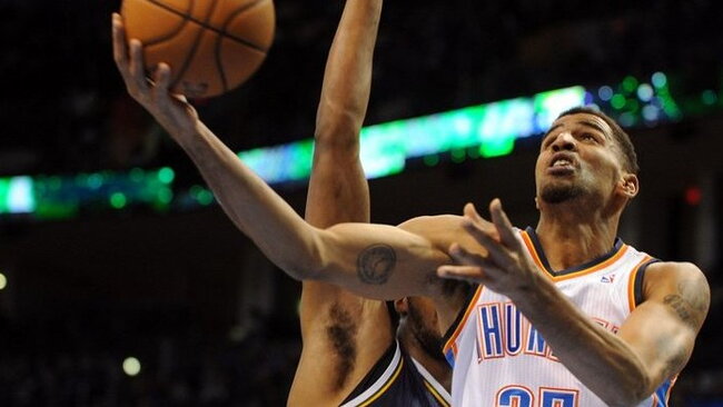 Th.Sefolosha atliko dėjimą per varžovų aukštaūgį (AFP-Scanpix)