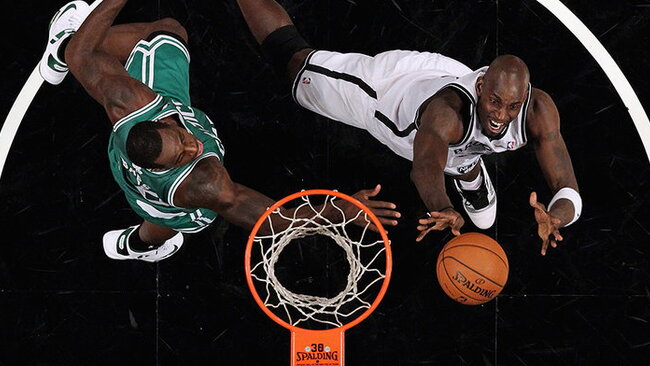 K.Garnettas po ilgos pertraukos žaidė prieš „Celtics“ (Scanpix)