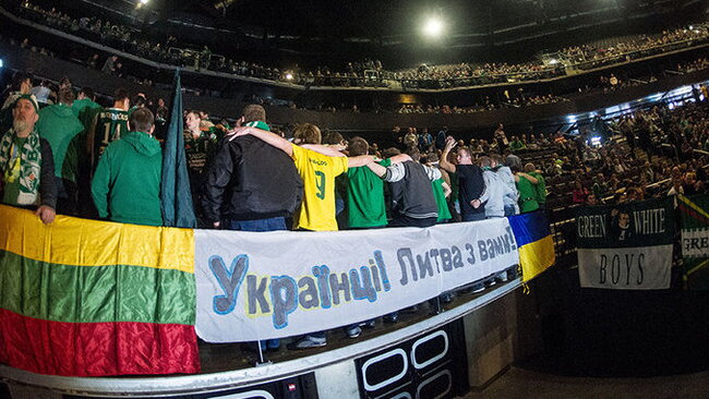 „Žalgirio“ aistruoliai išreiškė paramą Ukrainos valstybei (Fotodiena.lt)