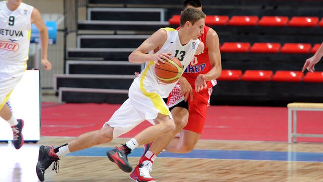 M.Varnas pasižymėjo galingu dėjimu (FIBA Europoe nuotr.)
