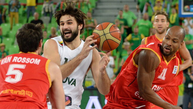 L.Kleiza mato gerėjantį lietuvių žaidimą (Fotodiena.lt)
