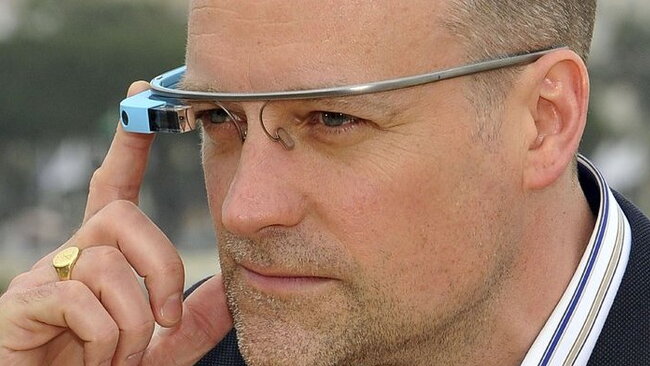Taip atrodo žmogus su „Google Glass“ akiniais (Scanpix nuotr.)