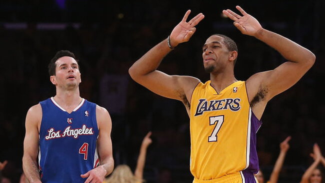 Karjeros rungtynes sužaidęs X.Henry atvedė „Lakers“ į pergalę (Scanpix)