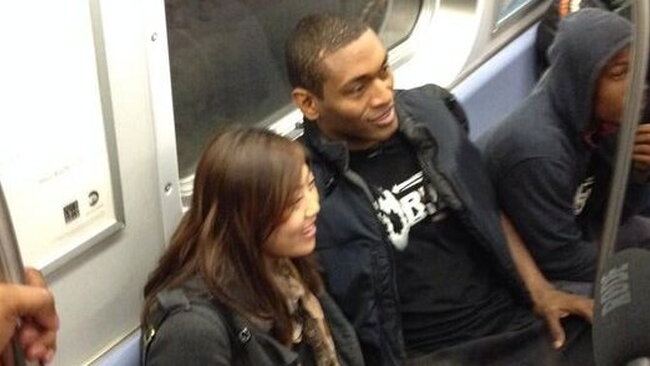 M.World Peace į rungtynes keliavo metro (Twitter nuotr.)