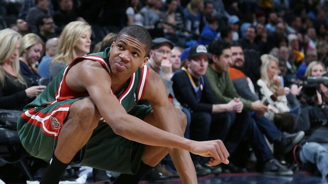 G.Antetokounmpo pakliuvo į komišką situaciją (Scanpix nuotr.)