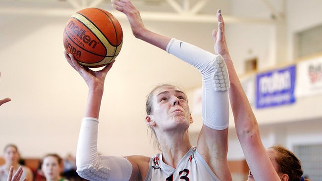 K.Alminaitė įspūdingai grūmėsi po krepšiais (Foto: Augustas Didžgalvis)