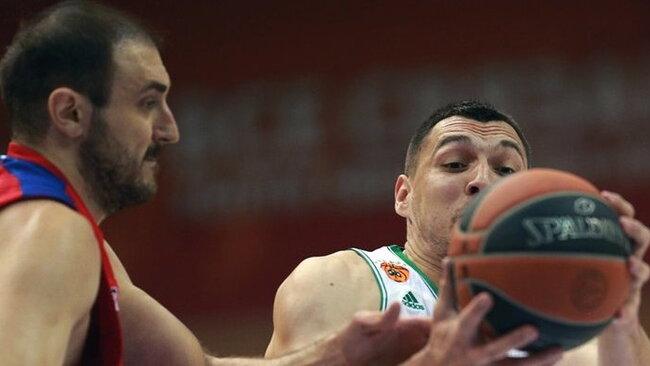 J.Mačiulis ir „Panathinaikos“ klubas nesėkme pradėjo Eurolygos ketvirtfinalio kovas (Scanpix)