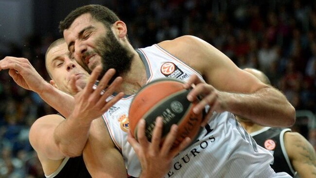 Skruostikaulį susižeidęs I.Bourousis kuriam laikui turės pamiršti krepšinį (Scanpix)
