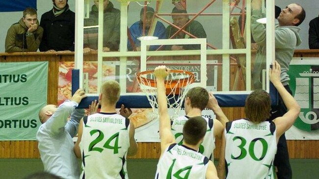 Taip Šilutėje vyko lentos keitimo darbai (NKL nuotr.)
