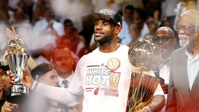 L.Jameso kairėje – B.Russellas, kuris taip pat dvejus metus iš eilės tapo NBA čempionu (Scanpix nuotr.)
