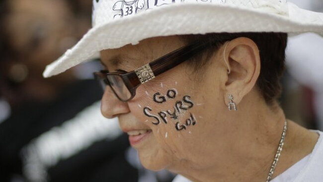 „Spurs“ palaiko ir vyriausieji (Scanpix nuotr.)