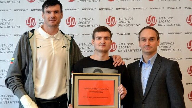 Broliai Lavrinovičiai parėmė LSU studentą