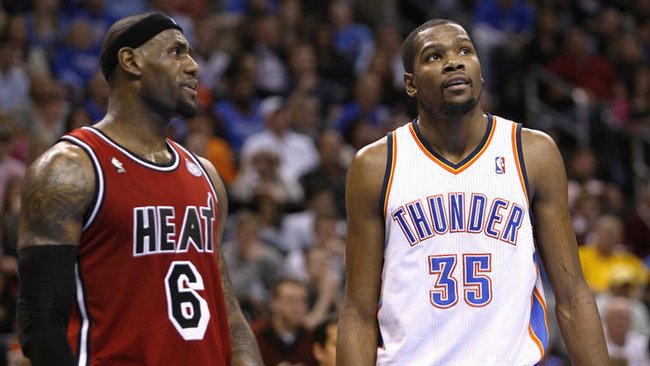 L.Jamesas ir K.Durantas laikomi realiausiais kandidatais laimėti MVP titulą (Scanpix nuotr.) 