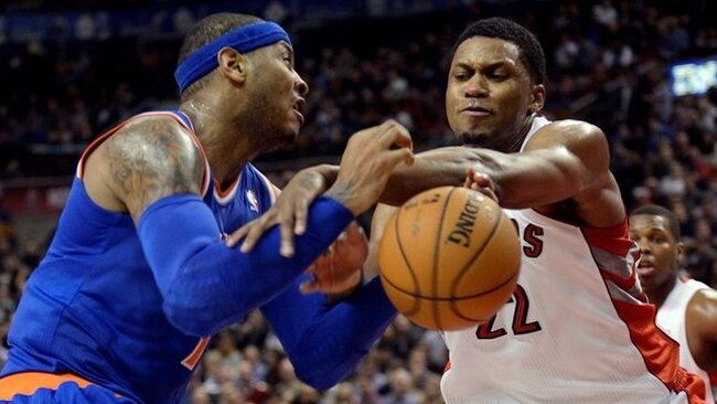 Carmelo Anthony strigo varžovų gynyboje (AFP-Scanpix nuotr.)