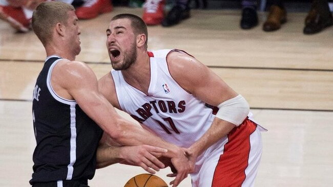 J.Valančiūnas šį kartą pranoko savo oponentą M.Plumlee (Scanpix)