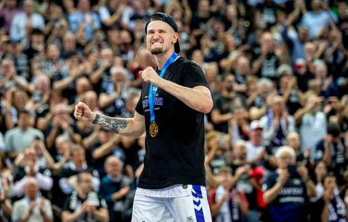 M.Normantas šiame sezone į viršų kėlė FIBA Europos taurės trofėjų (FIBA nuotr.)