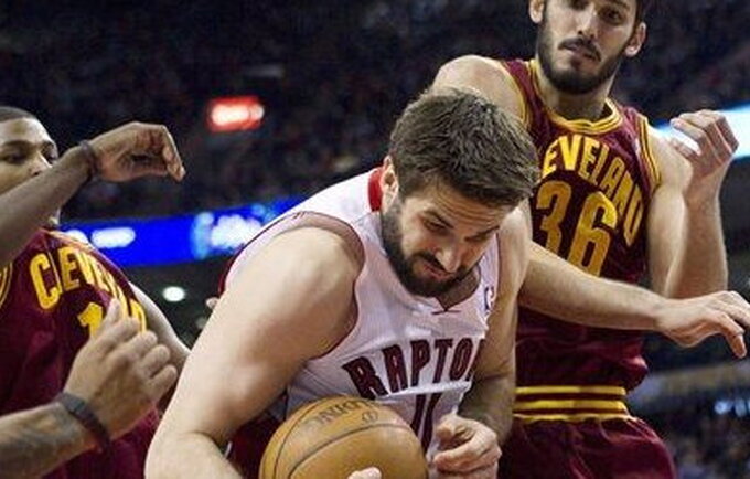 Linas Kleiza grumiasi dėl kamuolio (AFP-Scanpix nuotr.)