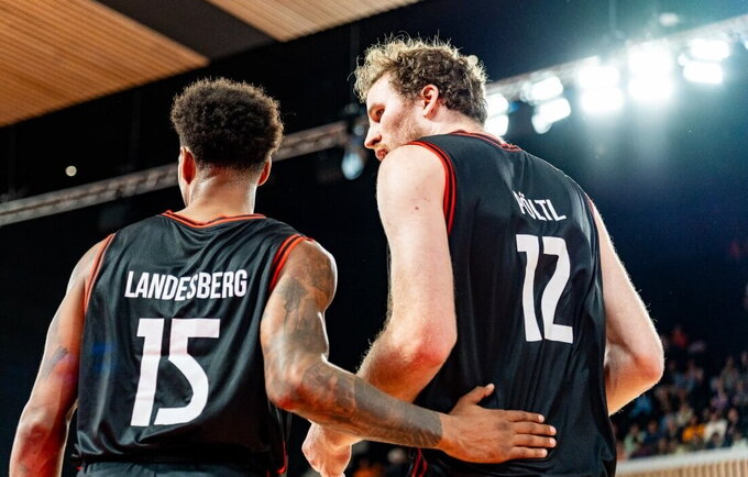 Austrų tandemas nuo pralaimėjimo neišgelbėjo (FIBA nuotr.)