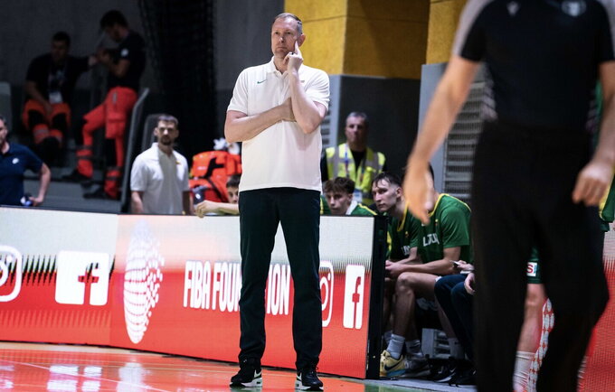 D.Songaila ruošiasi pokalbiui su ALK vadovais (FIBA nuotr.)