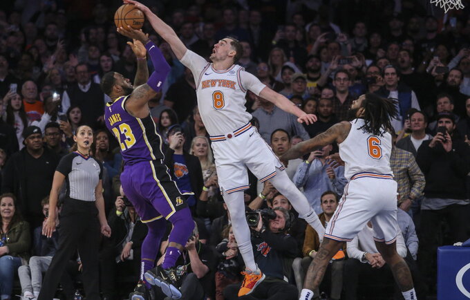 M.Hezonja blokavo lemiamą metimą (Scanpix nuotr.)