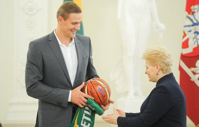 D.Grybauskaitė apdovanojo krepšininkus ir pati sulaukė dovanų (Fotodiena.lt)