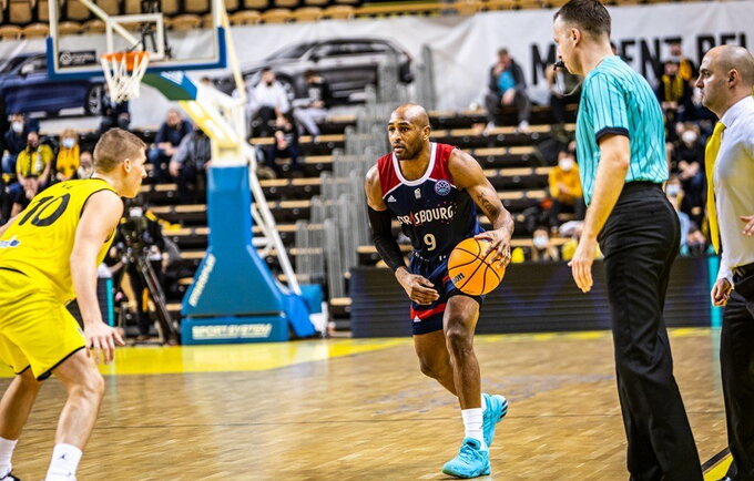 D.Lansdowne'as buvo sunkiai sustabdomas (FIBA nuotr.)