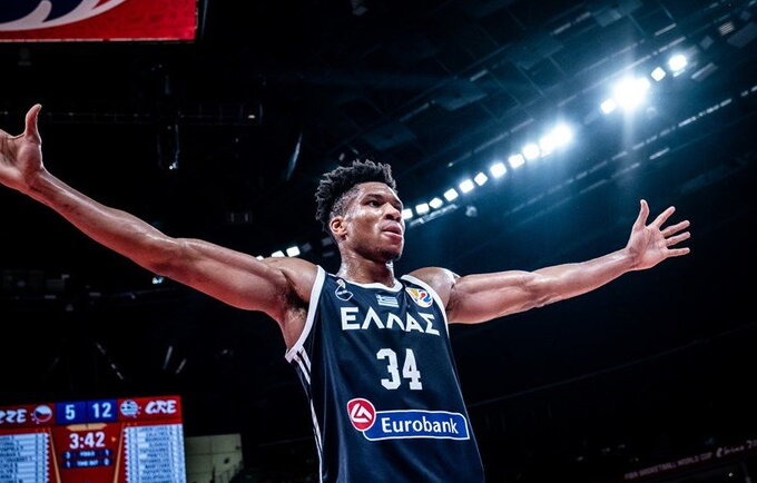 G.Antetokounmpo aplenkė LeBroną (FIBA nuotr.)