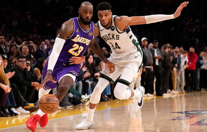 L.Jamesas pabaigoje įstrigo prieš G.Antetokounmpo (Scanpix nuotr.)