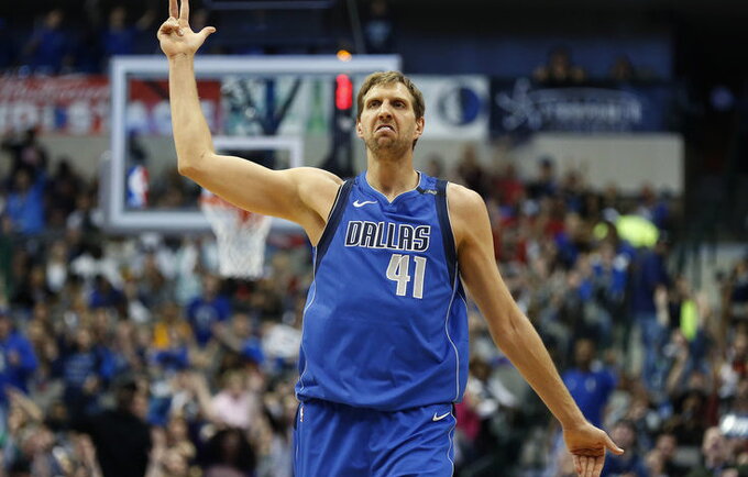 D.Nowitzki vis dar ilsisi nuo krepšinio (Scanpix nuotr.)