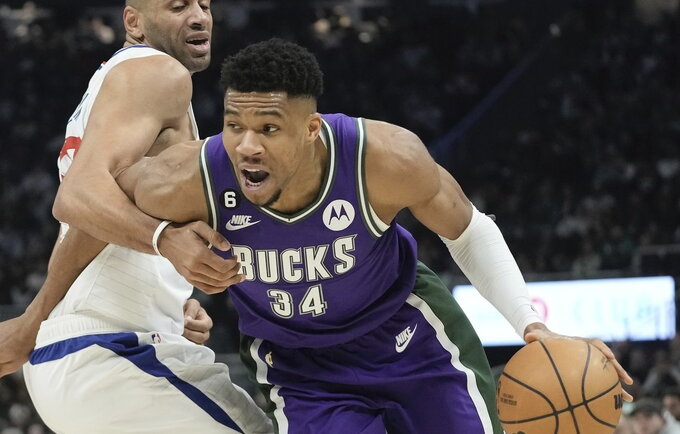 G.Antetokounmpo vėl sujungs jėgas su broliais (Scanpix nuotr.)