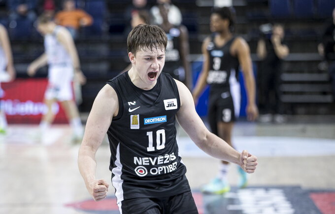 D.Stenionis pataikė fantastišką metimą (LKL nuotr.)