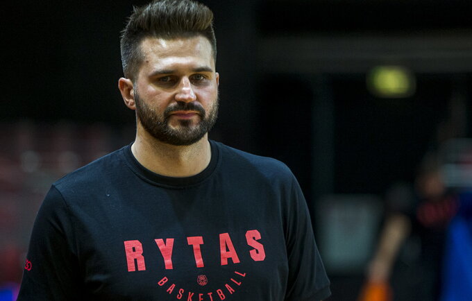 L.Kleiza palygino kartų skirtumus (BNS nuotr.)