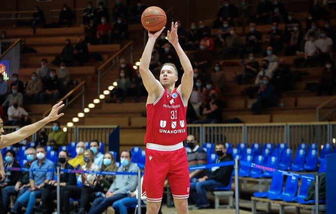 O.Olisevičius iš toli metė pro šalį (FIBA Europe nuotr.)