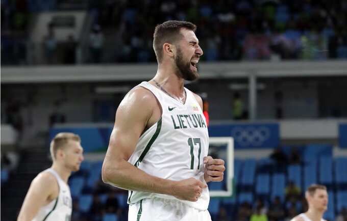 NBA galingai žaidžiantis J.Valančiūnas rinktinėje savo potencialo neparodė (Scanpix nuotr.)