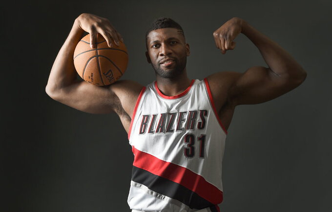 F.Ezeli „Trail Blazers“ aprangą pademonstruoti spėjo tik fotosesijoje (Scanpix nuotr.)