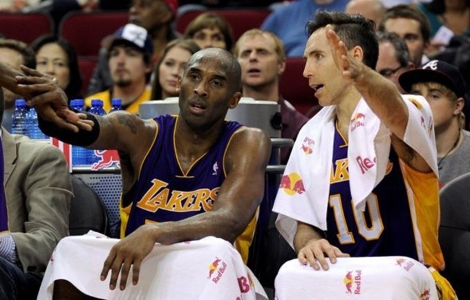 „Lakers“ treniruotės pabaigoje K.Bryantas ir S.Nashas sėdėjo ant suolelio (Scanpix nuotr.)