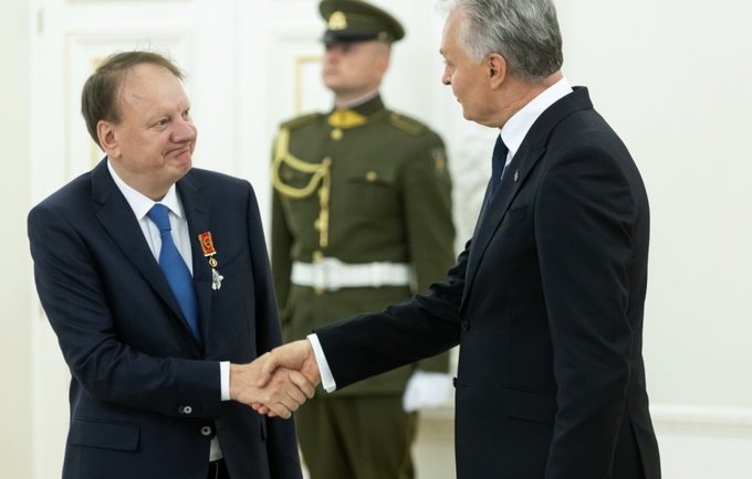 Valstybės prezidentas sveikina lygos prezidentą (BNS nuotr.)
