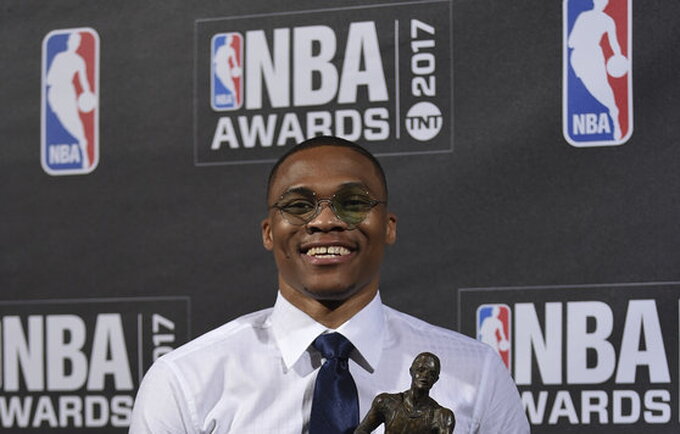 Kovoje dėl MVP J.Hardeną pranokęs R.Westbrookas gali aplenkti jį ir savo atlyginimu (Scanpix nuotr.)