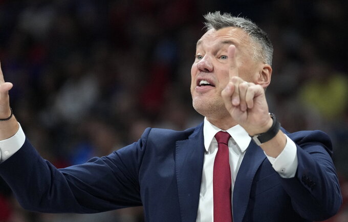 Š.Jasikevičius lips ant pakylos (Scanpix nuotr.)