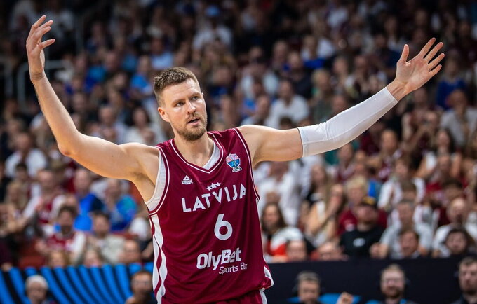 K.Porzingis kol kas tritaškius meta 20 proc. tikslumu (FIBA nuotr.)