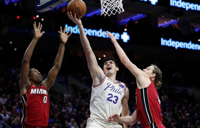 E.Ilyasova suerzino D.Wade'ą (Scanpix nuotr.)