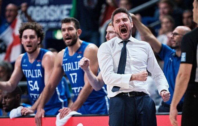 G.Pozzecco leido žaidėjams paminėti pergalę (FIBA Europe nuotr.)