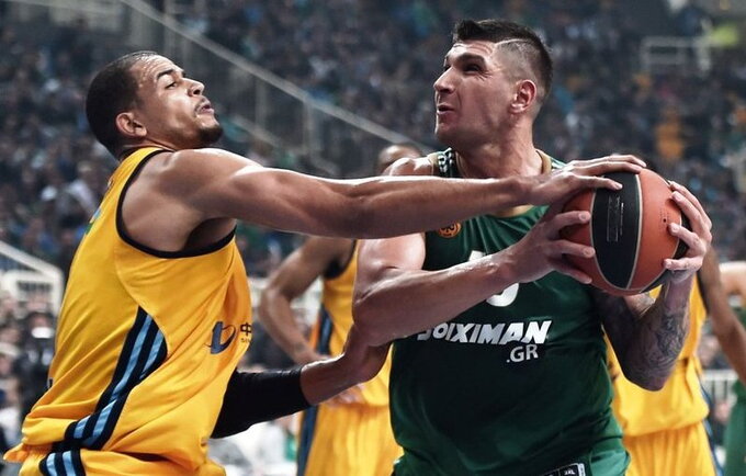 E.Batista taps M.Kalniečio komandos draugu (Scanpix nuotr.)