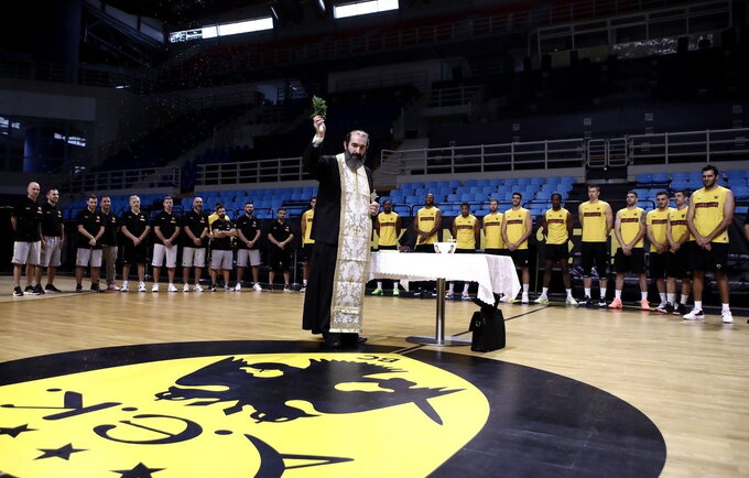 AEK pervadino areną