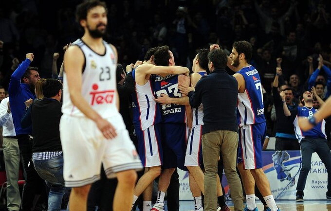„Anadolu Efes“ išsaugojo viltis žengti į Eurolygą pusfinalį (Scanpix nuotr.)