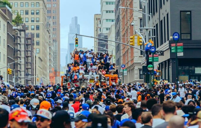 „Knicks“ keliavo pro gerbėjų jūrą (Scanpix nuotr.)
