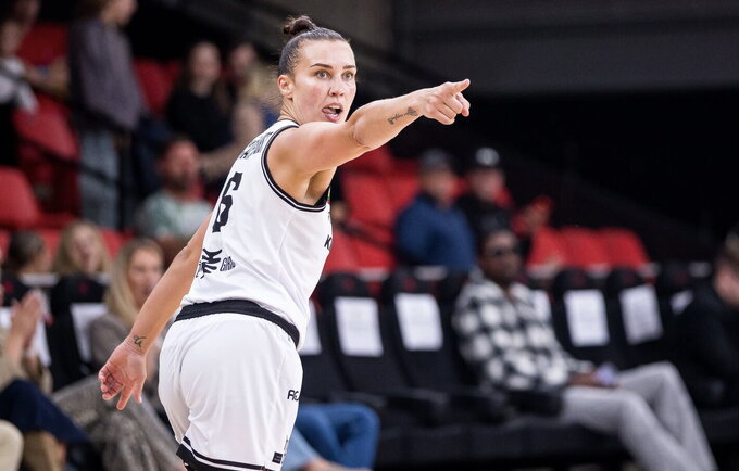 K.Nacickaitė-Van Der Horst laukia rungtynių (FIBA nuotr.)